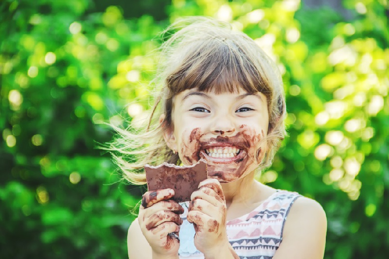 Zuccheri ed effetto sui denti bambini