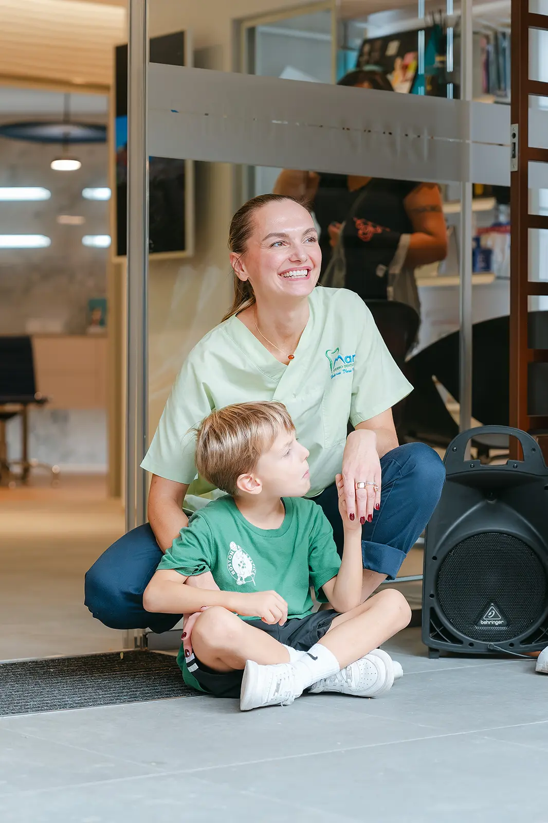 Dentista pediatrico spiega l'importanza di curare un dente da latte cariato per proteggere il microbioma orale dei bambini.