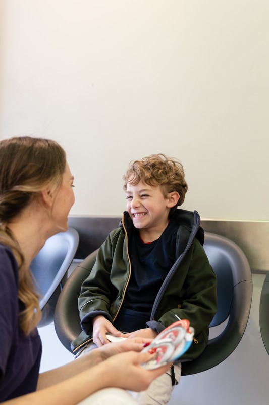 Metodo Mariland-visita dentistica bambini-divertente Dentista pediatrico mostra a due giovani pazienti i prodotti per la prevenzione orale e il mantenimento del microbioma sano.