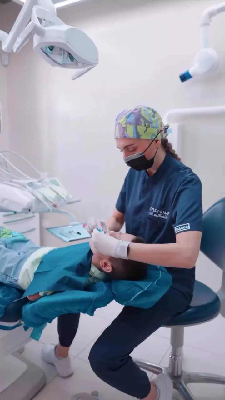 Sigillatura dei denti molari nei bambini Dentista pediatrica Ilaria Mari di Spoleto mentre applica la sigillatura dei denti molari a un bambino