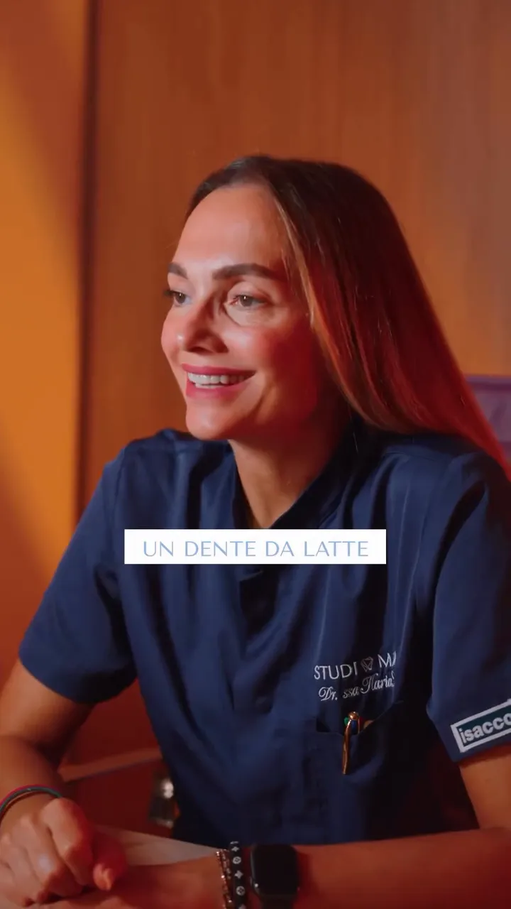 Dentista pediatrico spiega l'importanza di curare un dente da latte cariato per proteggere il microbioma orale dei bambini.