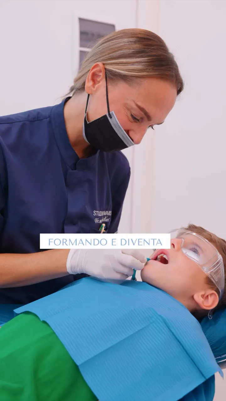 Visita odontoiatrica pediatrica: prevenzione carie e microbioma orale Ilaria Mari, dentista pediatrico Spoleto visita un bambino durante il controllo orale, prevenzione delle carie e salute del microbioma orale.