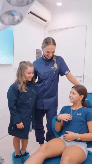 Dott.ssa Ilaria Mari – percorso Sorrisi Protetti allo Studio Dentistico Mari di Spoleto Dentista pediatrico Ilaria Mari che accoglie due bambine durante una visita di controllo allo Studio Dentistico Mari di Spoleto per il percorso Sorrisi Protetti