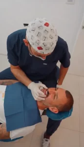 Trattamento parodontale per gengive infiammate e sanguinanti in studio dentistico