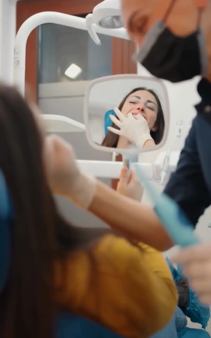 Controllo delle gengive sanguinanti durante visita odontoiatrica allo Studio dentistico Mari di Spoleto